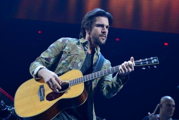 El colombiano Juanes sonaba por todos lados con el tema 'Camisa negra'.