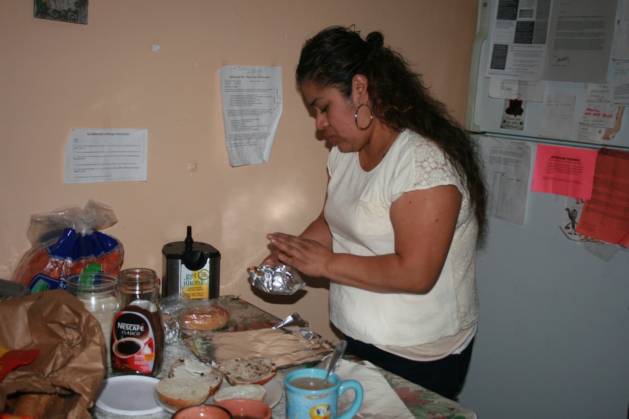 Las mujeres se reúnen antes del amanecer para salir a primera hora a las calles.