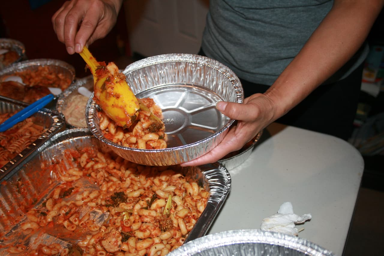 La comida es donada por las madres, como parte de una campaña para sembrar esperanza en Brooklyn.