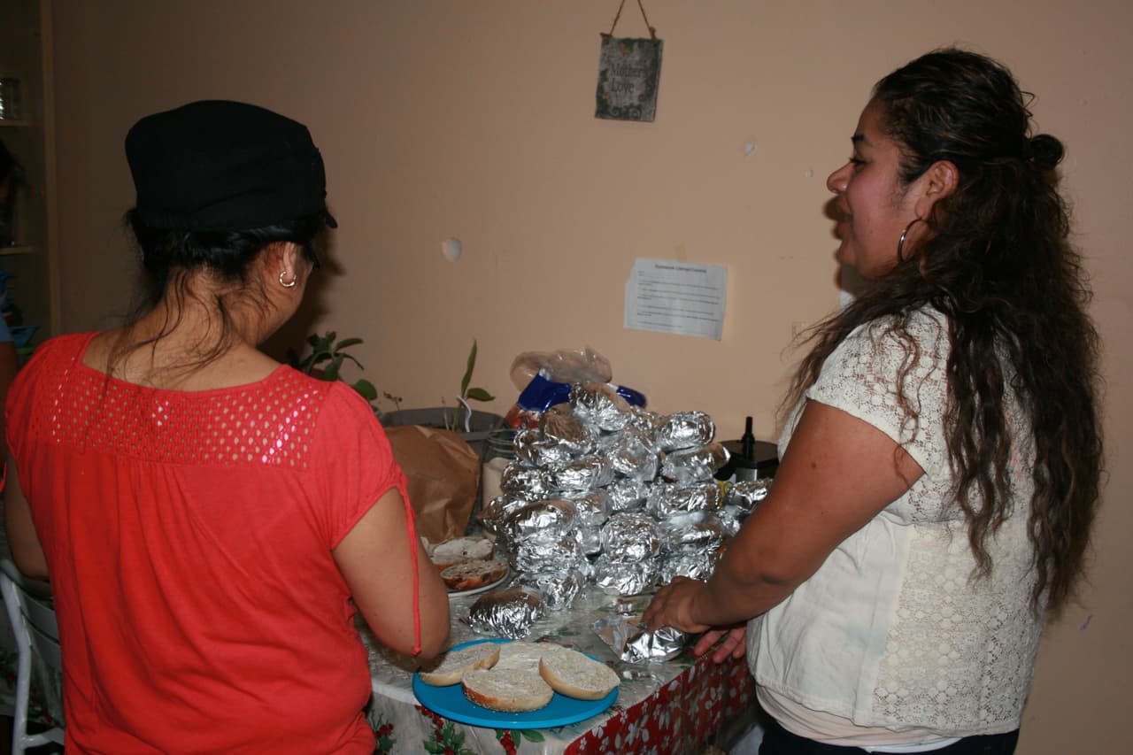 Las madres también llevan comida a los jornaleros.