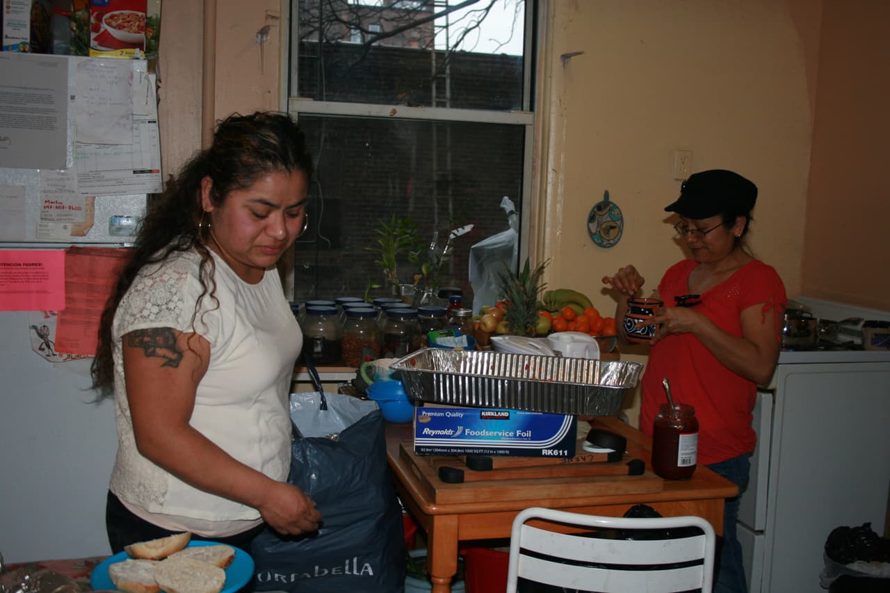 Preocupadas por el hambre y la pobreza en su barrio, estás madres de Sunset Park crearon Manos Unidas.