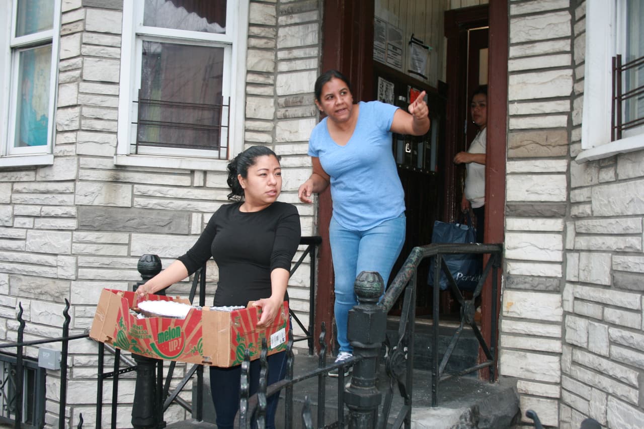 Luego de preparar los alimentos, las mujeres recorren las calles en busca de desamparados.