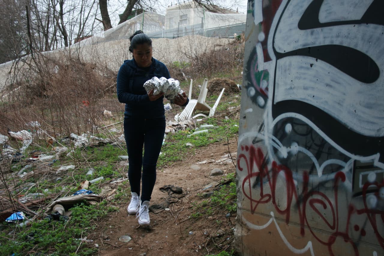 Griselda se adentra en un campamento de desamparados.
