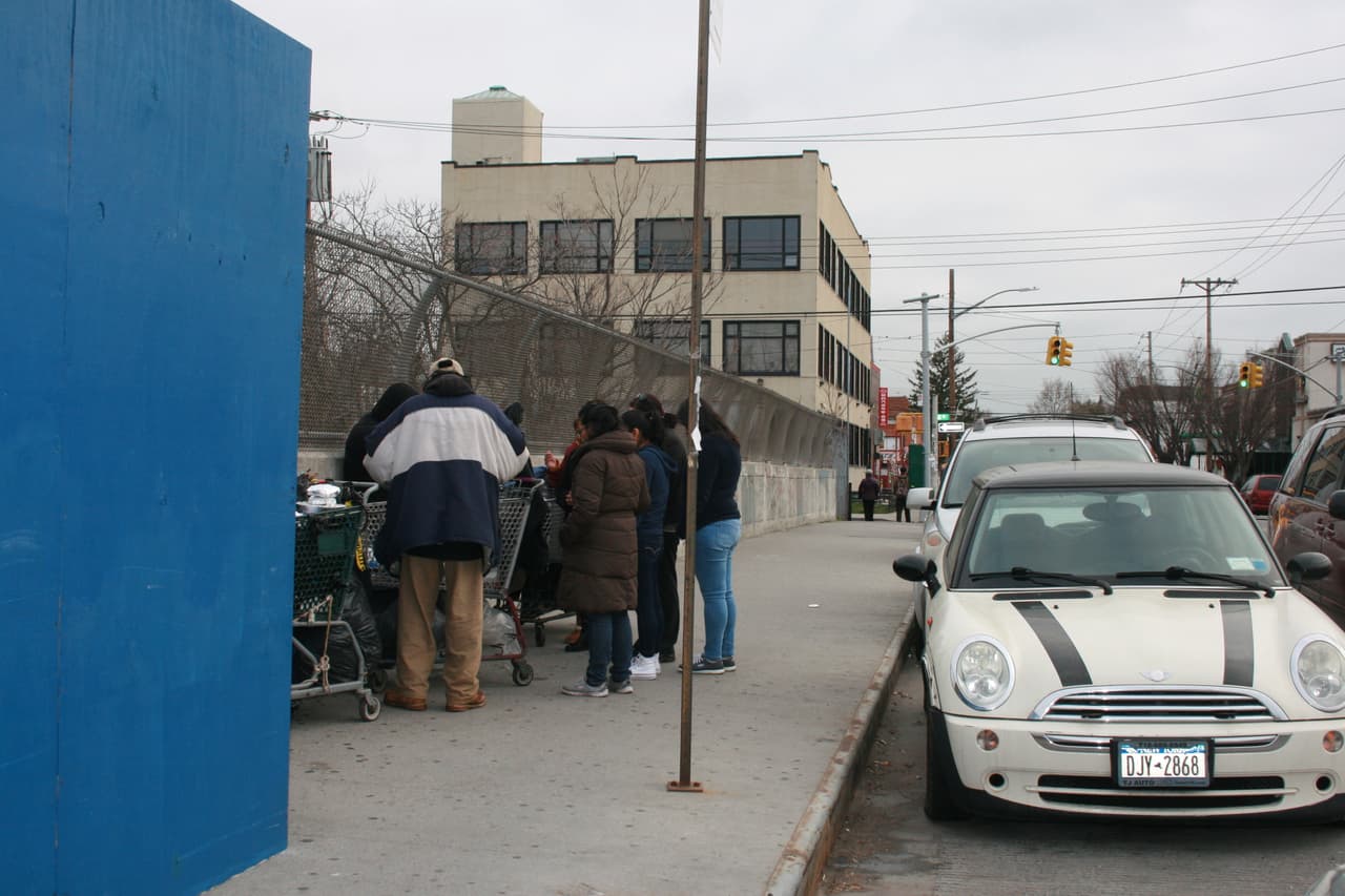 Algunos desamparados piden oraciones para bendecir sus alimentos.