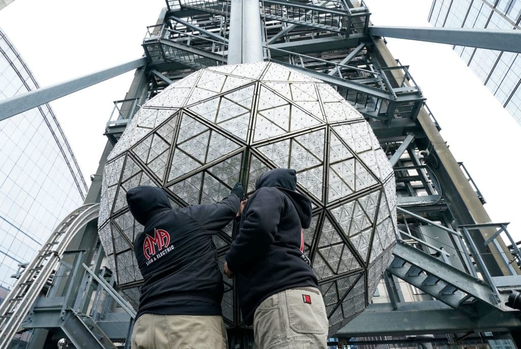 Parte de la tradición incluye cambiar anualmente
<b>192 de sus 2,688 triángulos de cristal Waterford</b>. Y cada año esos 192 cristales tienen un lema diferente. Este año el tema es “Regalo de amor”.