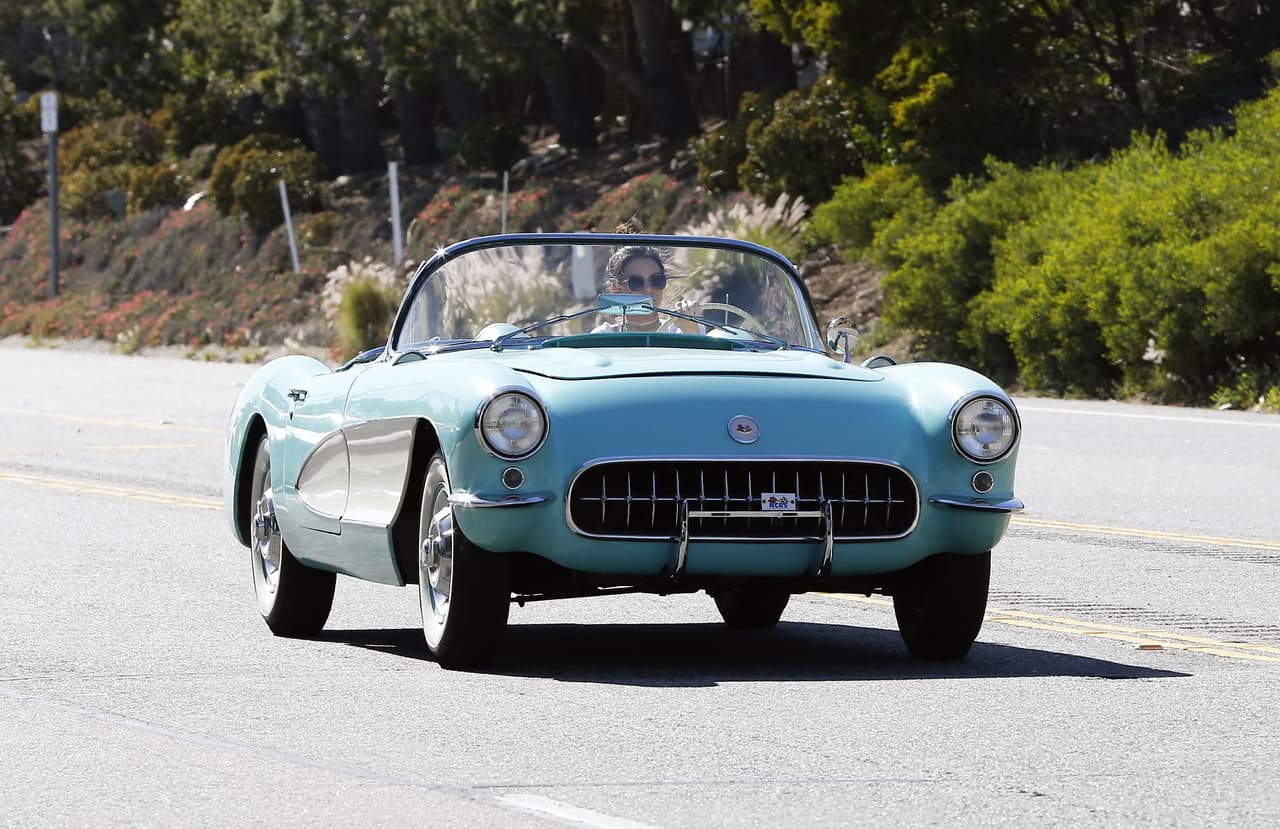 Por eso es que no es raro verla paseando por las zonas más exclusivas de los Angeles a bordo de su espectacular 
<b>Chevrolet Corvette de 1956 </b>en azul cielo combinado con blanco, una combinación de colores muy emblemática de los años 50.