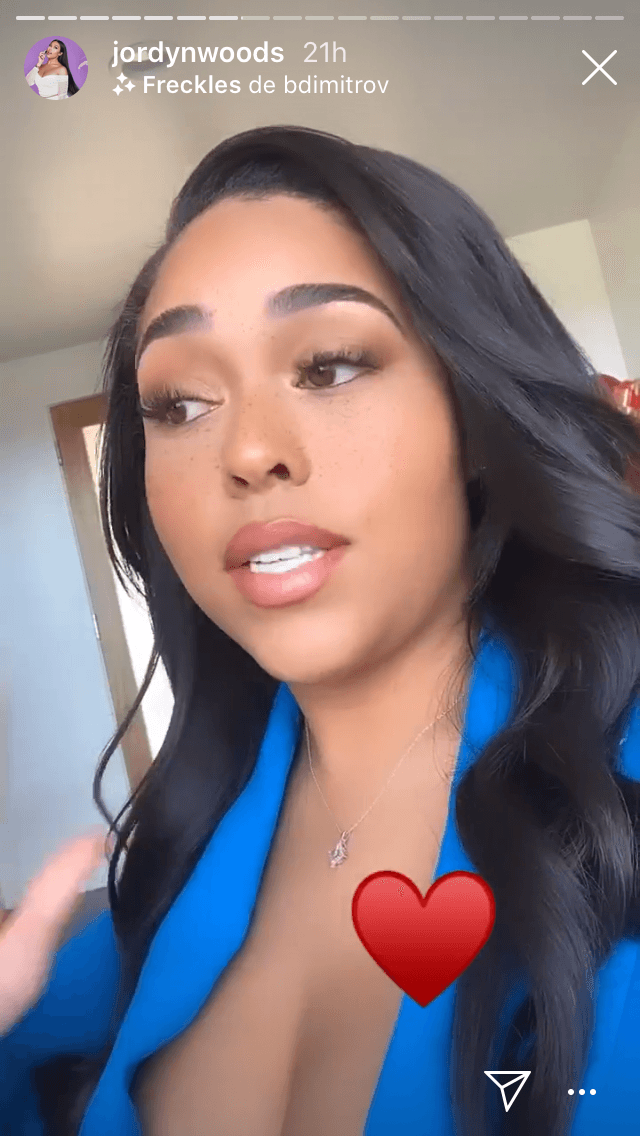 "Ni siquiera puedo 
<b><a href="https://www.univision.com/famosos/atacada-por-el-mundo-asi-se-sintio-jordyn-woods-tras-el-escandalo-por-el-engano-con-el-ex-de-khloe-kardashian-fotos" target="_blank">comer una manzana en paz</a></b>. Y déjenme decirles algo, no hago (mensajes) subliminales, 
<b><a href="https://www.univision.com/famosos/todo-el-mundo-tiene-su-verdad-jordyn-woods-habla-sobre-el-triangulo-amoroso-entre-ella-khloe-y-tristan-fotos" target="_blank">hago declaraciones generales </a></b>y si tengo algo que decir sobre algo o alguien, absolutamente se los diré", continuó. 
<br>