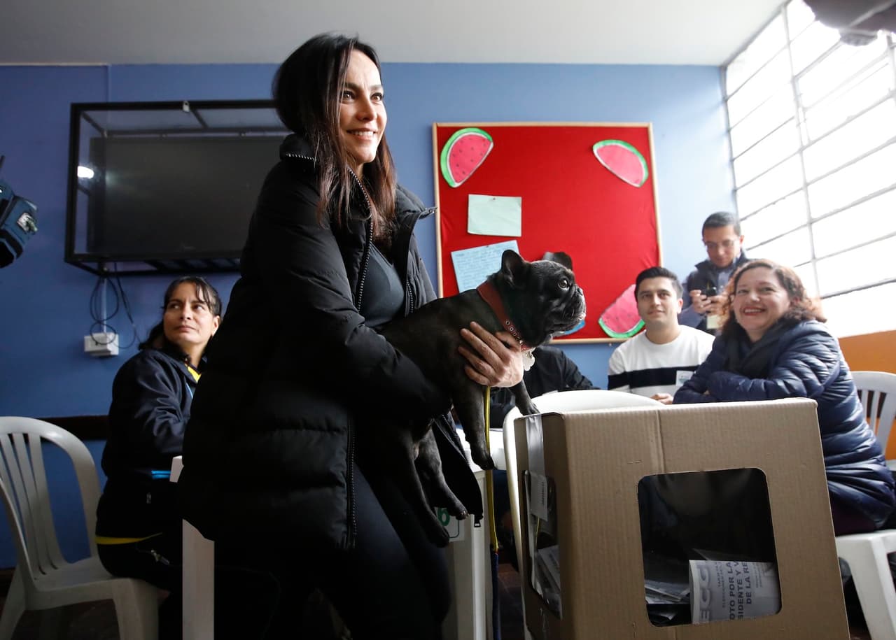 Luz María Zapata, esposa del candidato Germán Vargas Lleras, fue a votar con su perrito.
