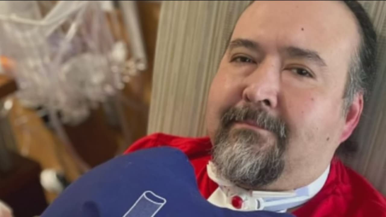 Hispano que sobrevivió al covid-19 tras un doble trasplante de pulmón pide a la gente que se vacune