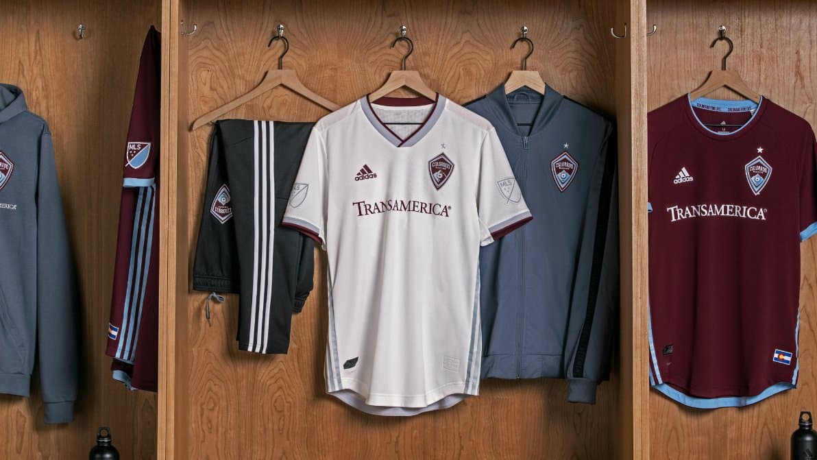 La camiseta titular sigue siendo de color granate. (Colorado Rapids)