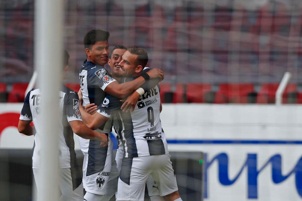 Javier Aguirre regresó al futbol mexicano ‘con el pie derecho’ venciendo a los rojinegros en el Jalisco. | Rogelio Funes Mori (1’, 45+2’) marcó doblete para la victoria de Rayados que se mostraron en buena forma al arranque del torneo del futbol mexicano.