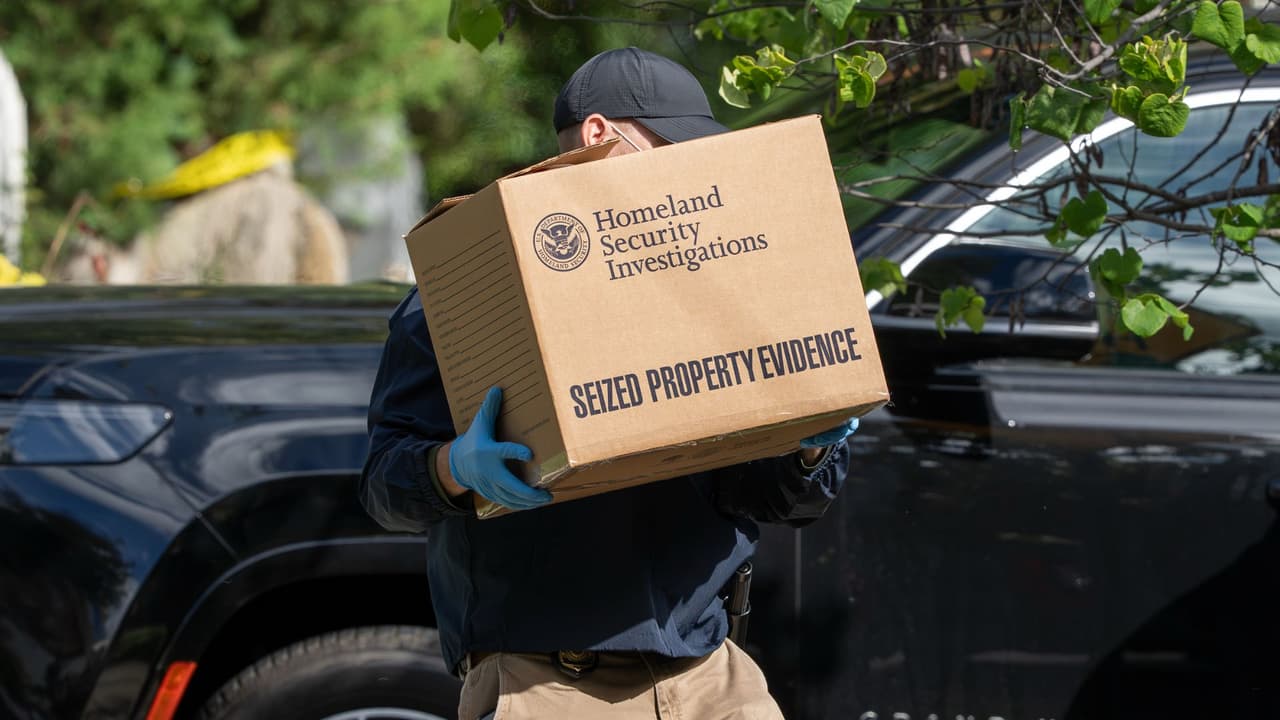 Un sorpresivo operativo y agentes con cajas: Recuento del allanamiento en casa de la congresista demócrata Ilhan Omar