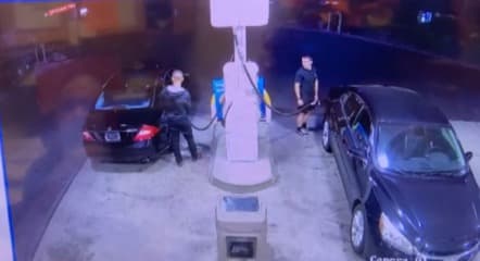 El conductor tomará la boquilla equivoada , mientras el sospechoso tomará la que sí suministrará la gasolina.