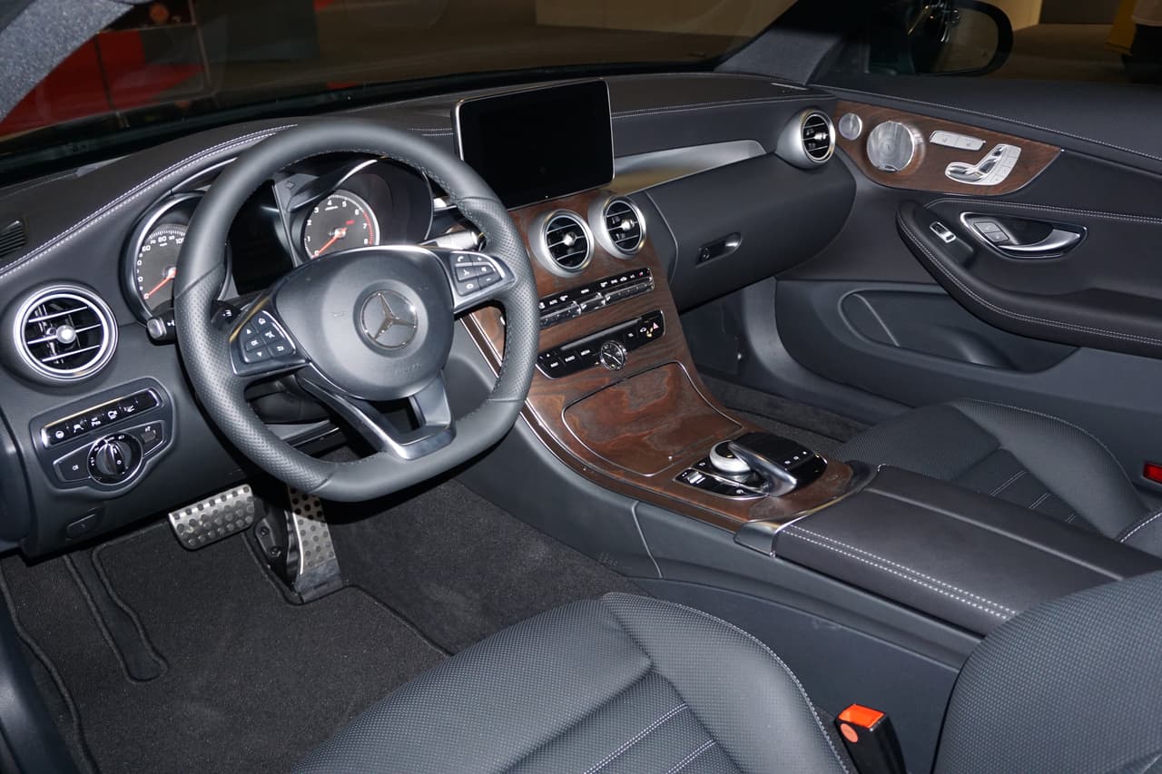 El hermoso y elegante interior del nuevo Mercedes-Benz C300 Coupé