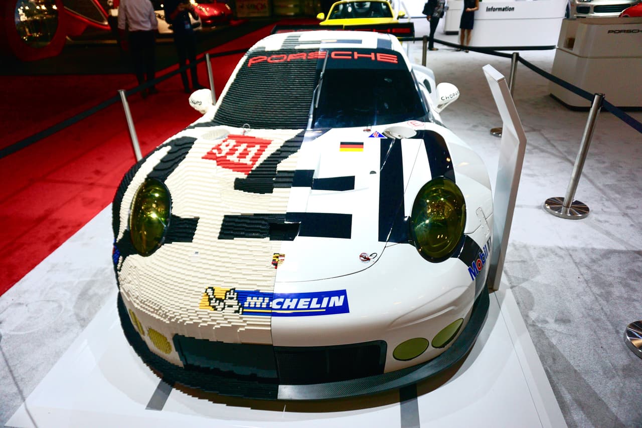 Mitad en Lego, mitad en metal . . . totalmente Porsche 911