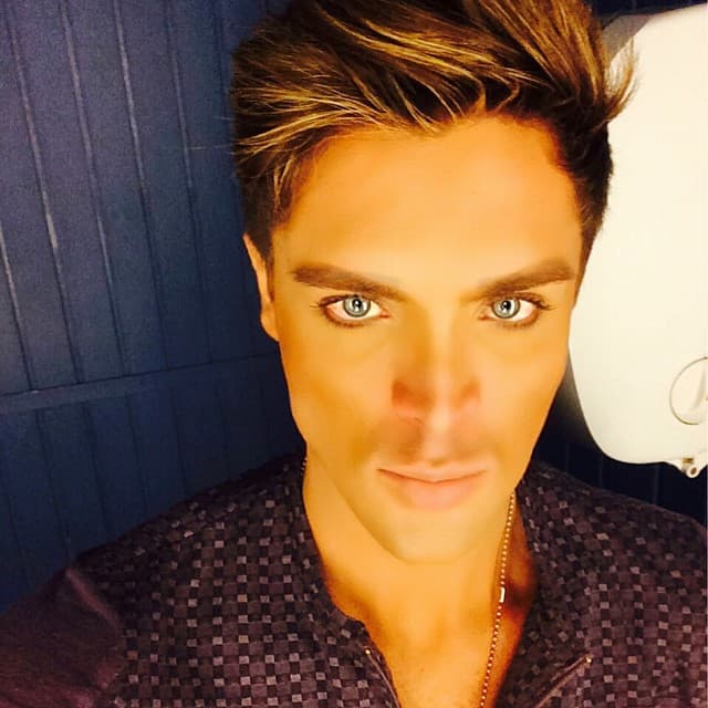 Todo mientras éste último se encontraba en el hospital luchando contra el cáncer.