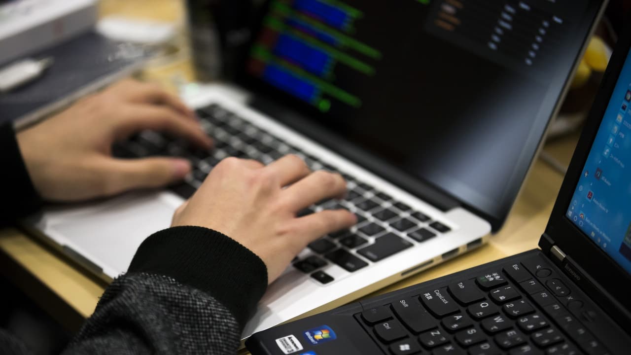 ¿Cómo prevenir los peligros que los adolescentes pueden encontrarse en internet?