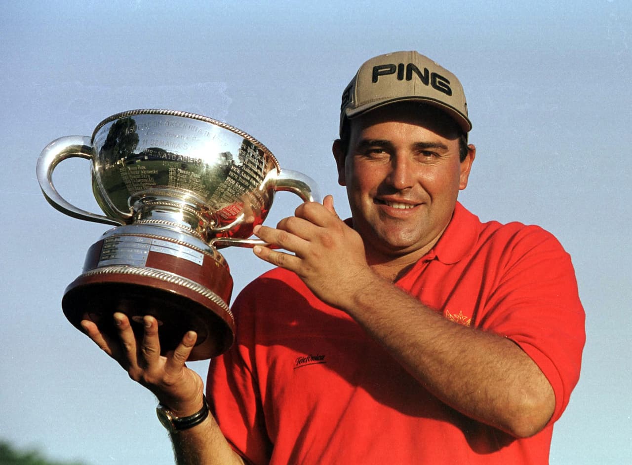 El nacido en Villa Allenda, Córdoba, se mostró dominante en su natal Argentina ganando localemente en 2001, título que sería el primero en el Tour Europeo. Ese mismo año terminó de séptimo en el US Open y de décimo en The Masters.