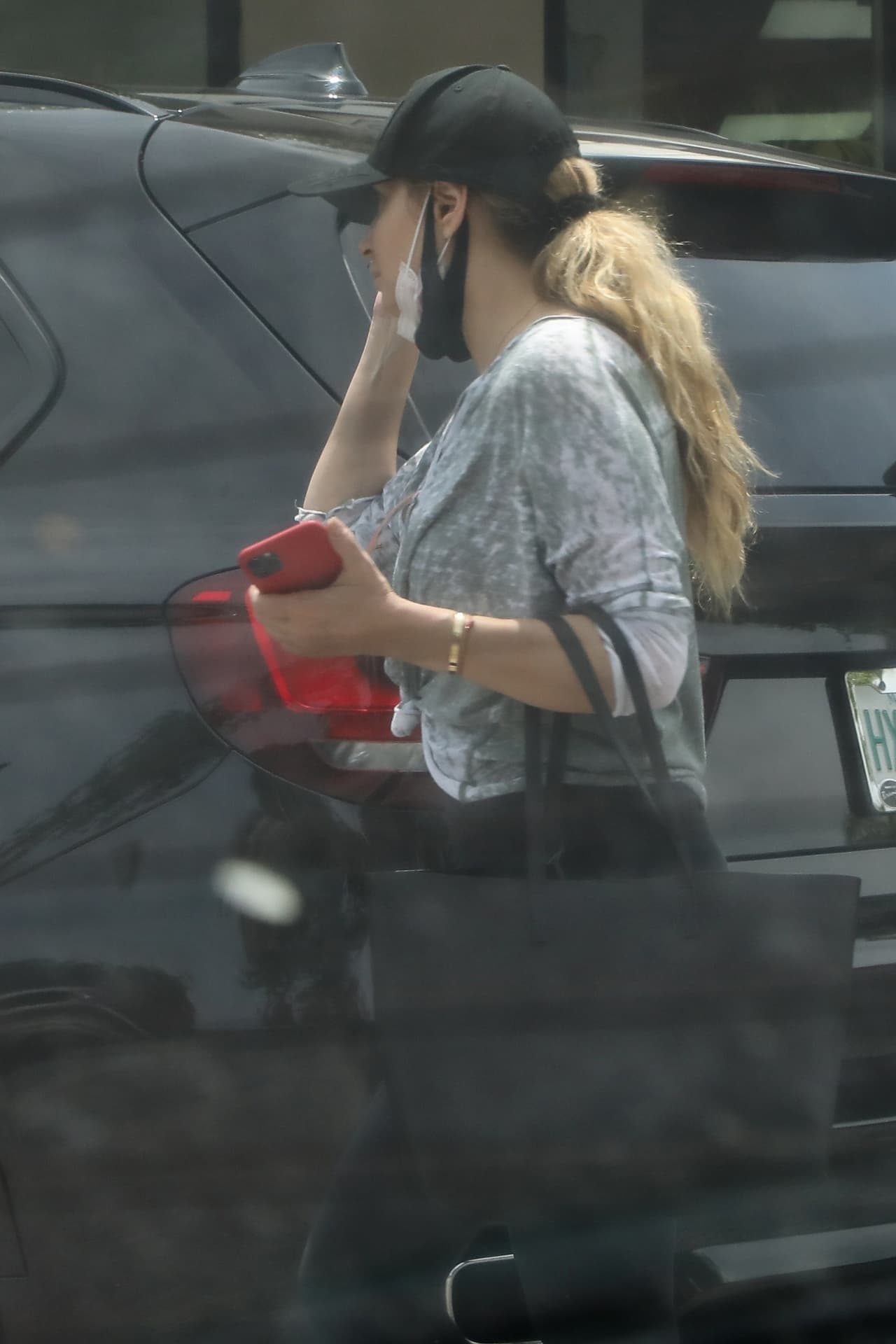 El uso de cubrebocas, además de una medida para prevenir contagios, se ha vuelto un accesorio de moda; Rivera lo sumó a su cartera de mano. No llevó uno, sino dos.