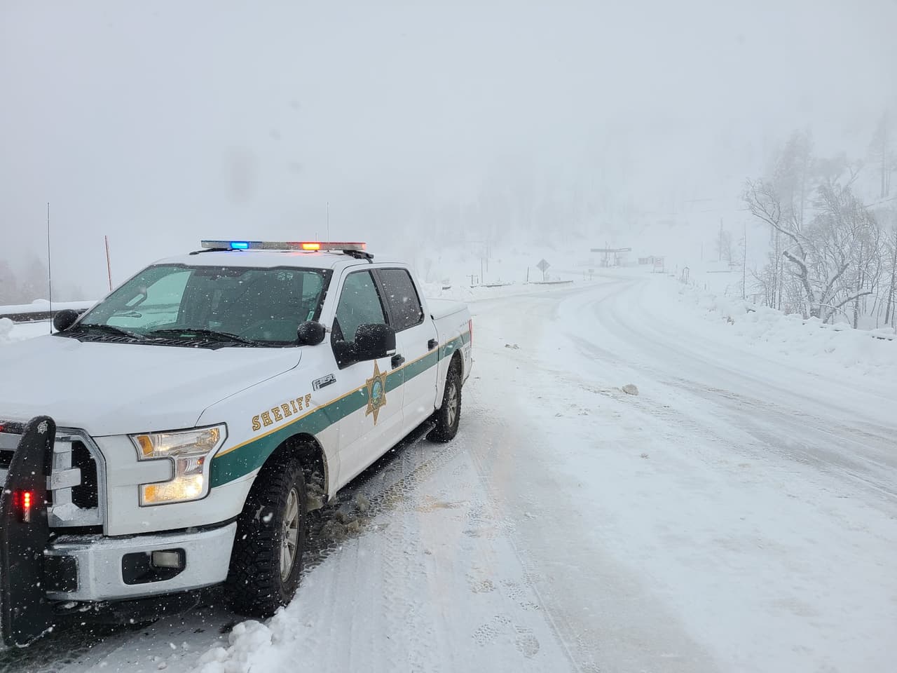 <b>La carretera 168 en el condado de Fresno se mantiene abierta hasta Huntington Lake Rd. </b>Efectivos de emergencia remueven la nieve de la vía. A la altura de Prather se requiere el uso de cadenas.