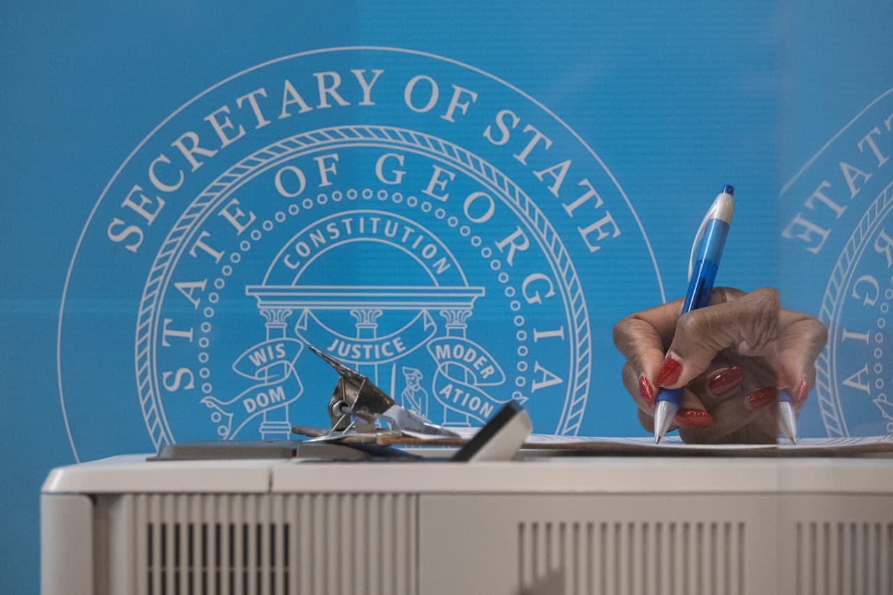 Cambios en la votación anticipada en condados de Georgia están reprimiendo la participación, advierten promotores del voto