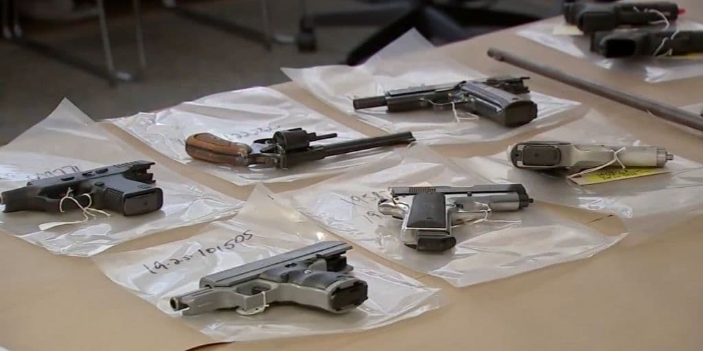 La policía de Filadelfia anunció en Nochebuena una gran redada de más de 200 presuntos narcotraficantes, 21 armas incluyendo armas de asalto y más de $ 670,000 en drogas.