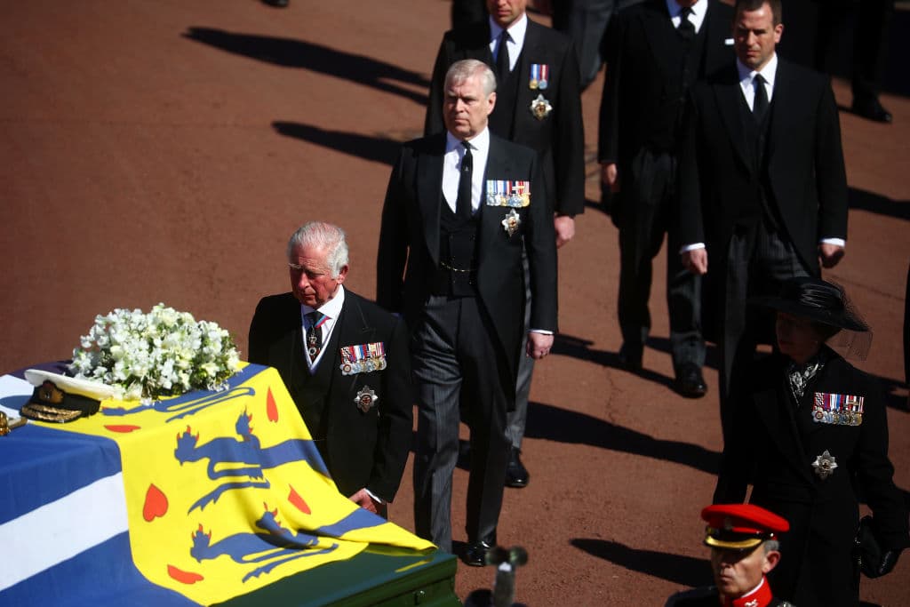 Entre quienes sí visitarían a la reina, estaban el príncipe Andrés, la princesa Eugenie y el conde y la condesa de Wessex, que son quienes viven más cerca. 
<br>