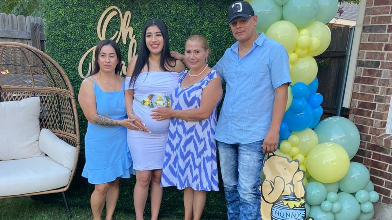 En medio, Vanessa de la Cruz cuando estaba esperando al pequeño Logan.