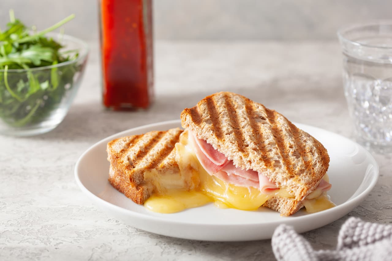<b>Puesto 11. Monte Cristo</b>
<br>
<br>Este sándwich estadounidense consta de dos rebanadas de pan blanco rellenas con una rebanada de queso, jamón, pavo o pollo. La combinación se sumerge en huevos batidos y se fríe en mantequilla y el resultado final es un platillo delicioso y lleno de calorías, crujiente por fuera y tierno y dulce por dentro.
<br>
<br>Se cree que el primer Monte Cristo se sirvió en la década de 1950 en el sur de California, pero algunas personas afirman que el sándwich es solo una variación del clásico bocadillo francés ‘croque monsieur’. 
<br>
