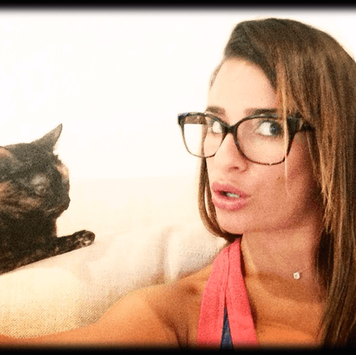 Lea Michele como una gatita con su gatito.