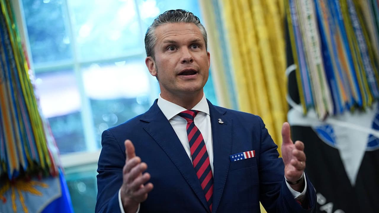 Durante su visita a las tropas en Puerto RIico, 
<b>Pete Hegseth</b> advirtió que las operaciones militares en el mar Caribe 
<b>“son una misión real”</b> contra el narcotráfico. “Hay 
<b>un régimen dirigido por <a href="https://www.univision.com/local/puerto-rico-wlii/maduro-reta-a-la-gobernadora-de-puerto-rico-a-que-baje-del-primer-barco-a-invadir-venezuela" target="_blank">Nicolás Maduro</a></b>, dirigido por 
<b>un capo de la droga</b>”, agregó.