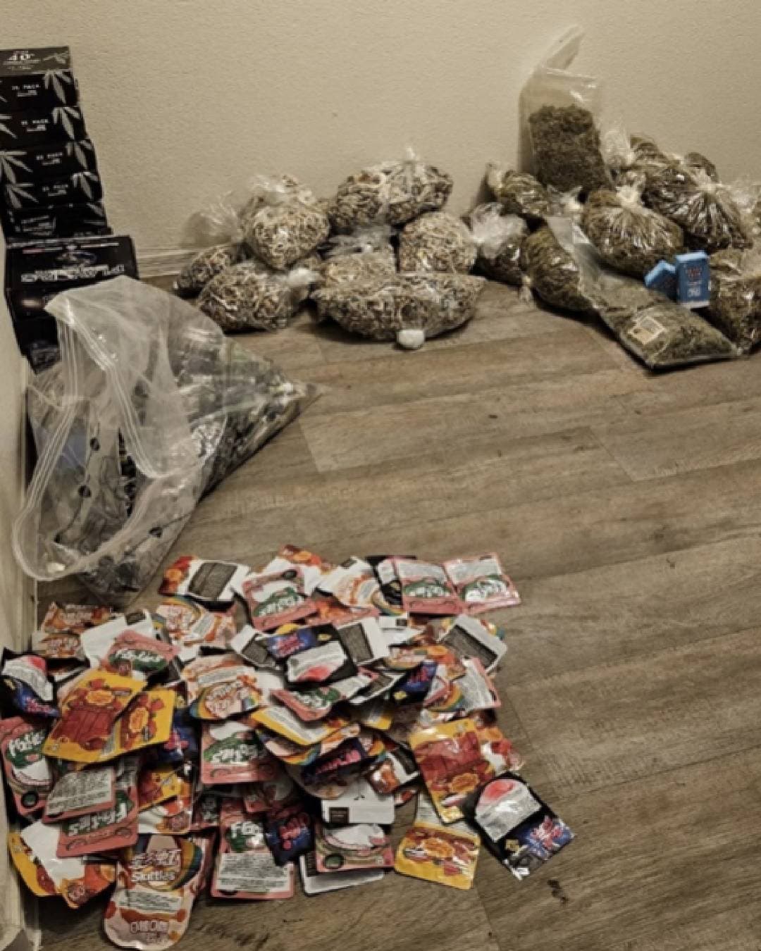 Durante la orden se lograron incautar:
<br>1,319 cartuchos de THC Vape (valor de $39,570),
<br>125 pastillas de anfetamina (valor de $1250)
<br>Flor de marihuana de 21 libras (valor de $42,000)
<br>95 onzas de THC Cannabis (incluye comestibles) (valor de $38,000)
<br>9 libras de hongos de psilocibina (valor de $28,800)
<br>650 gramos de pre-rollos de marihuana (flor) (valor de $9,750)
<br>27 gramos de anfetamina en polvo
<br>1,080 píldoras Xanax falsificadas (que contienen narcóticos) (valor de $16,200).