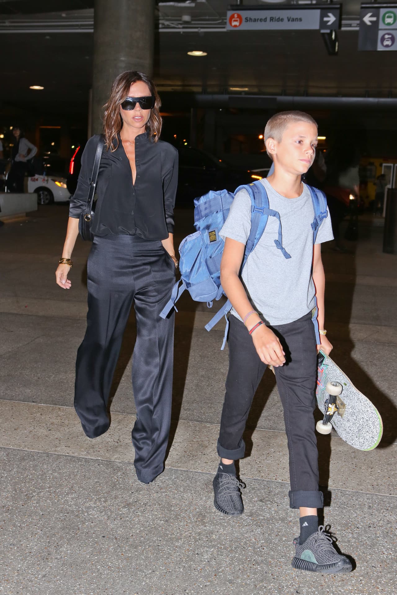 El chico está más cercano a su madre.