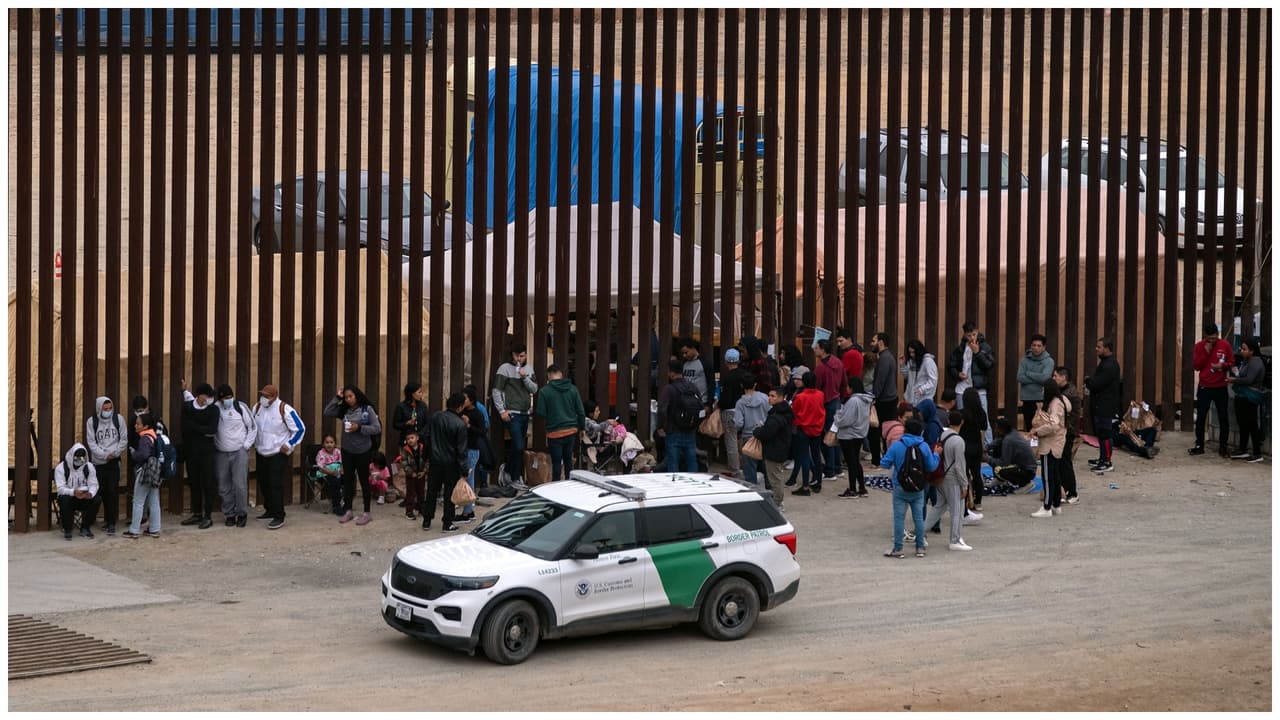 Anuncian demanda que busca sacar del limbo migratorio a cerca de 500,000 cubanos con I-220A