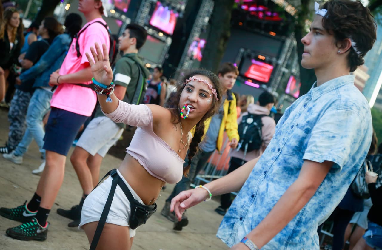 Desde disfraces de unicornios hasta atuendos muy veraniegos, pero eso sí muy buena vibra. Aquí una galería de fotos de la moda y el ambiente de Lollapalooza.