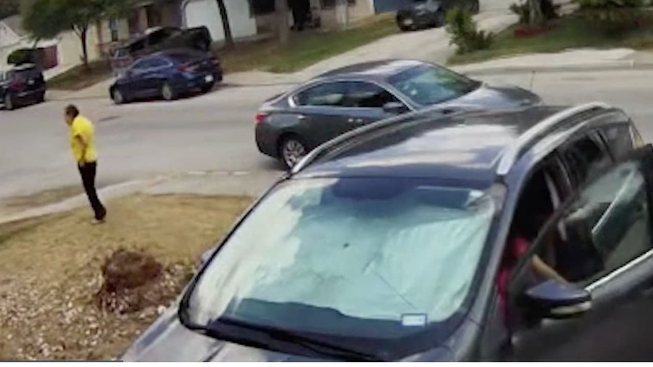 Las autoridades creen que este caso podría estar relacionado con el fenómeno conocido como jugging, en el que los delincuentes siguen a víctimas que han retirado dinero en efectivo. La Oficina del Sheriff del Condado de Bexar (BCSO) solicita a los residentes que si tiene información sobre el vehículo o los sospechosos, puede llamar al 210-335-6000.