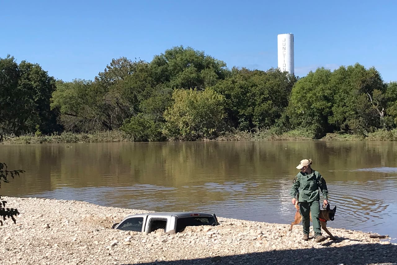 La semana pasada cuatro personas fueron arrastradas por las inundaciones a lo largo del río Llano en Junction, unas 50 millas al oeste de Kingsland. Los cuerpos de tres personas fueron recuperados y una más continúa desaparecida.