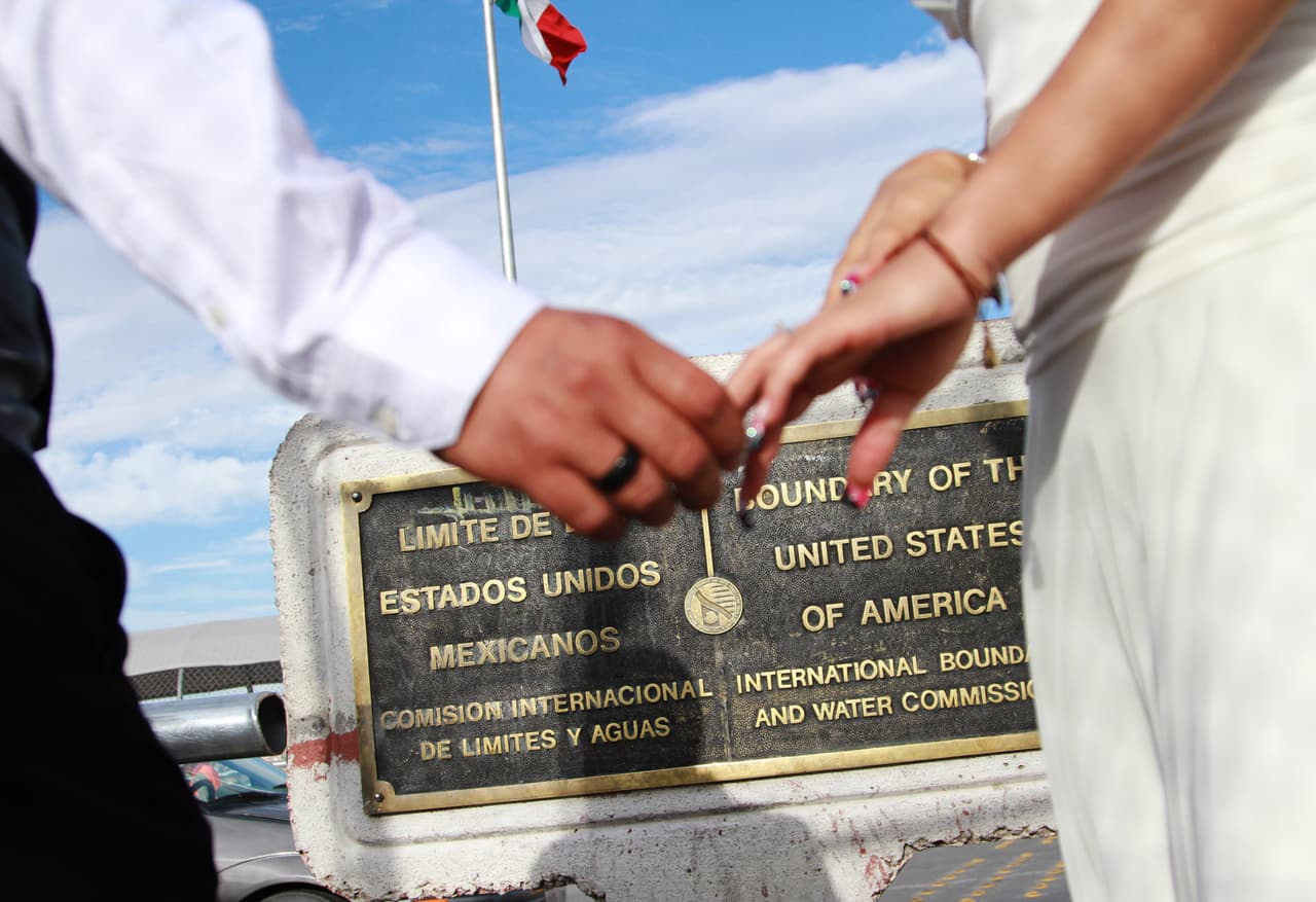 Acusan a casi 100 personas de matrimonios fraudulentos para obtener beneficios migratorios