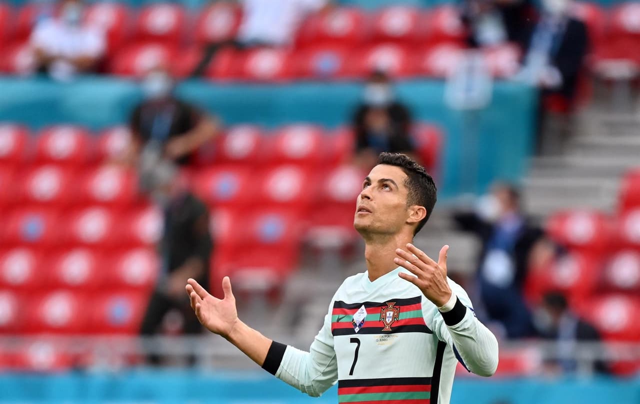 Portugal salva el resultado y derrota a Hungría 3-0 durante el partido del Grupo F en la Euro 2020. La primera parte del partido empataban a cero, pero Raphael Guerreiro ponía el primer tanto al minuto 84 y Cristiano Ronaldo se encargó de cerrar el partido con doblete, sumando los primeros tres puntos para los lusos.