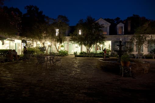 <b>10. St. Francisville, Louisiana.- </b>Abriendo el top 10 de la lista encontramos esta ciudad de 1,627 habitantes, que es conocida por sus numerosas plantaciones y varias casas de estilo victoriano, construidas por varios judíos que se refugiaron en la ciudad durante la Segunda Guerra Mundial. 
<br>