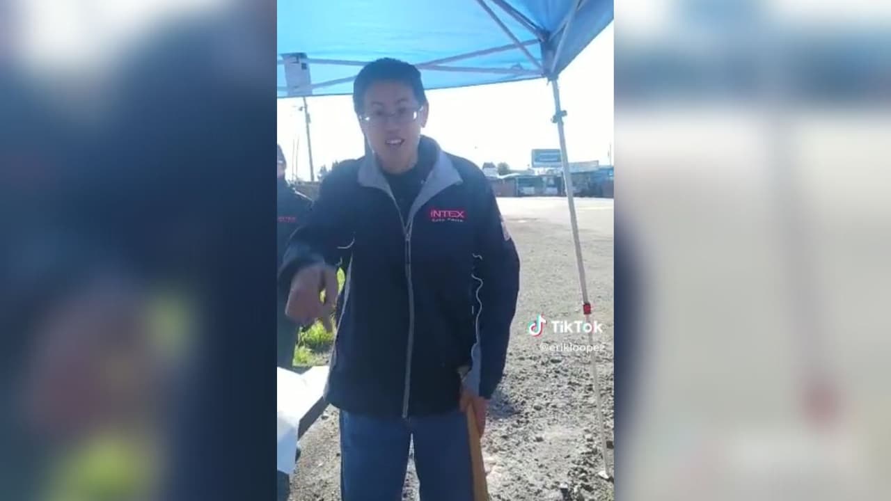 Ho le dice al vendedor que lo que hace es ilegal y le dice que “tú has sido ilegal”. También lo llamó criminal.
<br>