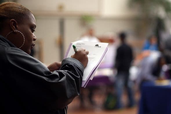 La tasa de desempleo en Estados Unidos cayó de forma espectacular en abril para alcanzar su nivel más bajo desde septiembre de 2008, según datos oficiales publicados este viernes por el departamento de Trabajo.