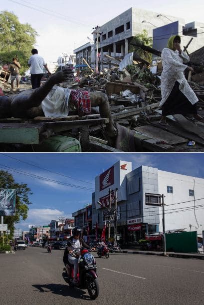 Una mujer camina esquivando la mirada de un cadáver en una de las calles de Aceh.