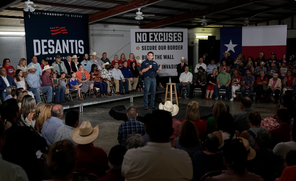 Al igual que Trump, DeSantis se comprometió a poner fin a la práctica consagrada en la Constitución que otorga la ciudadanía a todos los bebés nacidos en suelo estadounidense.
<br>