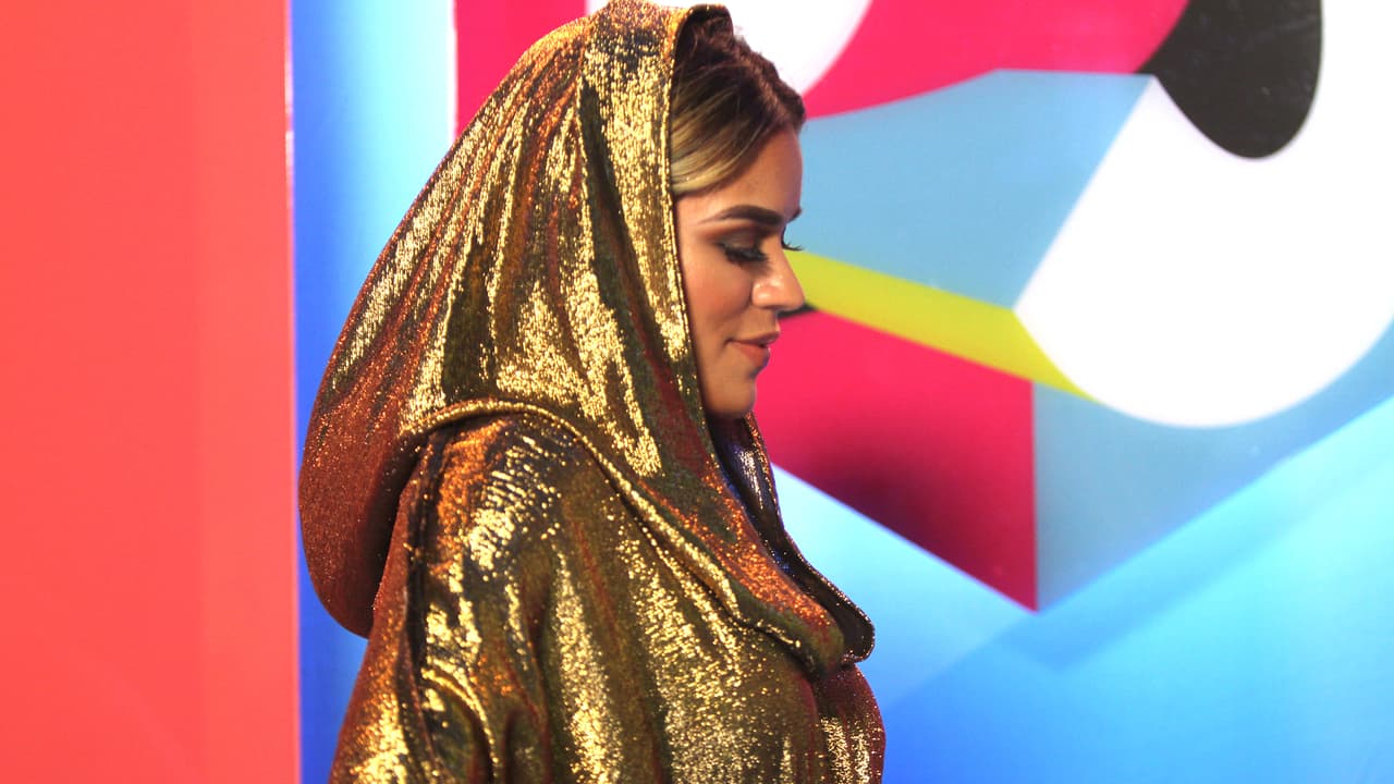 Así se vió Karol G en la alfombra de Premios Juventud 2017.