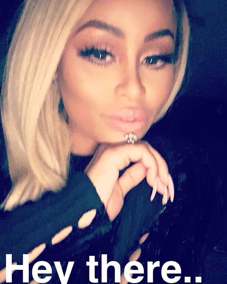 La modelo está muy feliz con su diamante de compromiso.