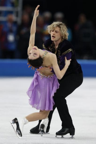 Meryl Davis y Charlie White se han proclamado hoy campeones olímpicos de danza de patinaje artístico en Sochi 2014, una vez disputado el programa libre en el que mantuvieron el liderato que el domingo alcanzaron en el corto. Davis y White, primera pareja de EEUU en ganar un Mundial y que llegaron a Sochi como subcampeones olímpicos, se impusieron en el Palacio Iceberg con 195,52 puntos y un programa largo con música de 'Sherezade", de Nikolai Rimski-Korsakov. Superaron a los defensores del título, los canadienses Tessa Virtue y Scott Moir, que se colgaron la plata con 190,99. El bronce ha sido para la pareja rusa integrada por Elena Ilinykh y Nikita Kapsalapov, con 183,48. Meryl y White llevan 17 años patinando juntos.