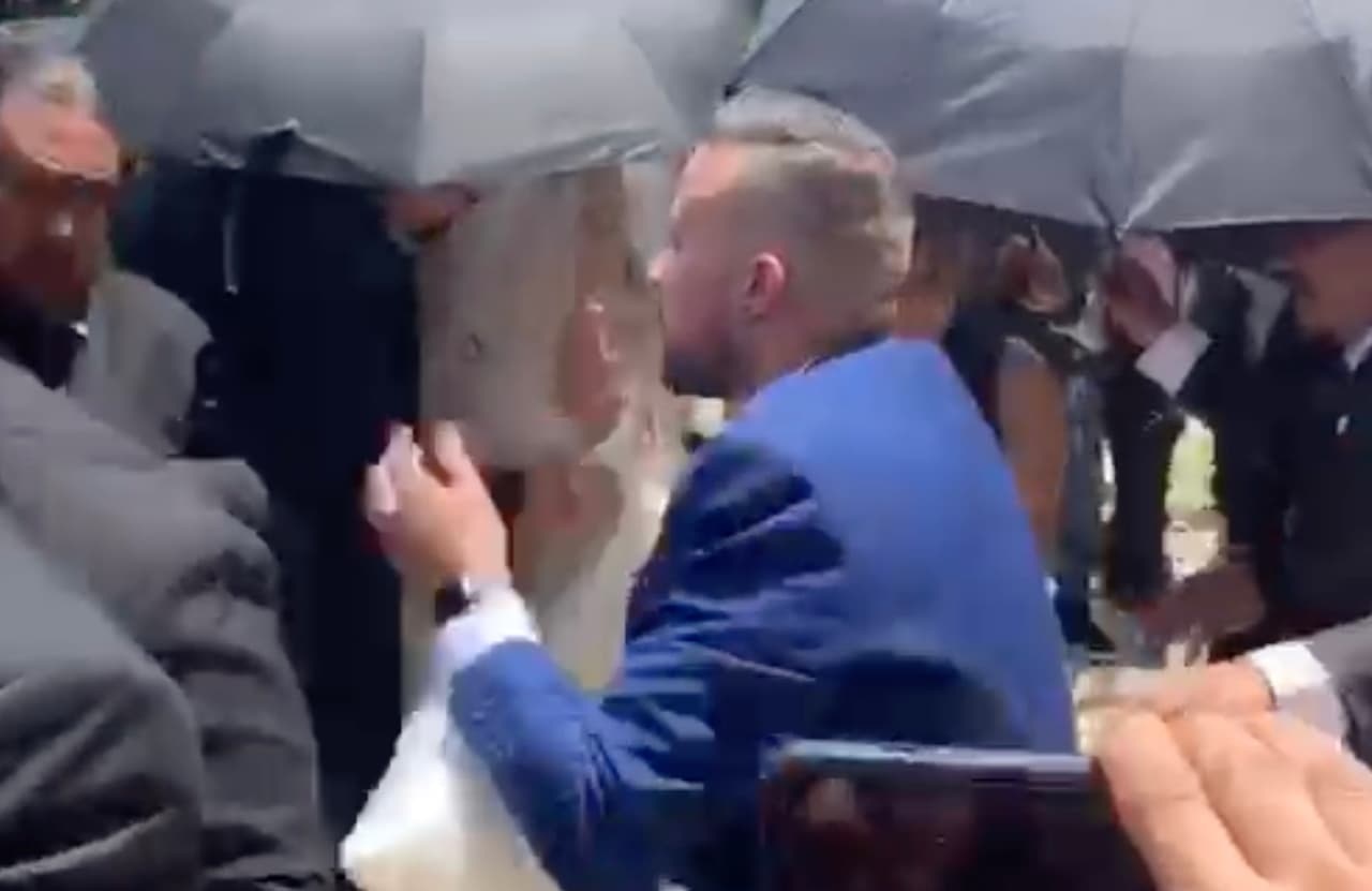 De Chiquis Rivera apenas se veían las piernas y, por instantes, sus brazos y el velo.