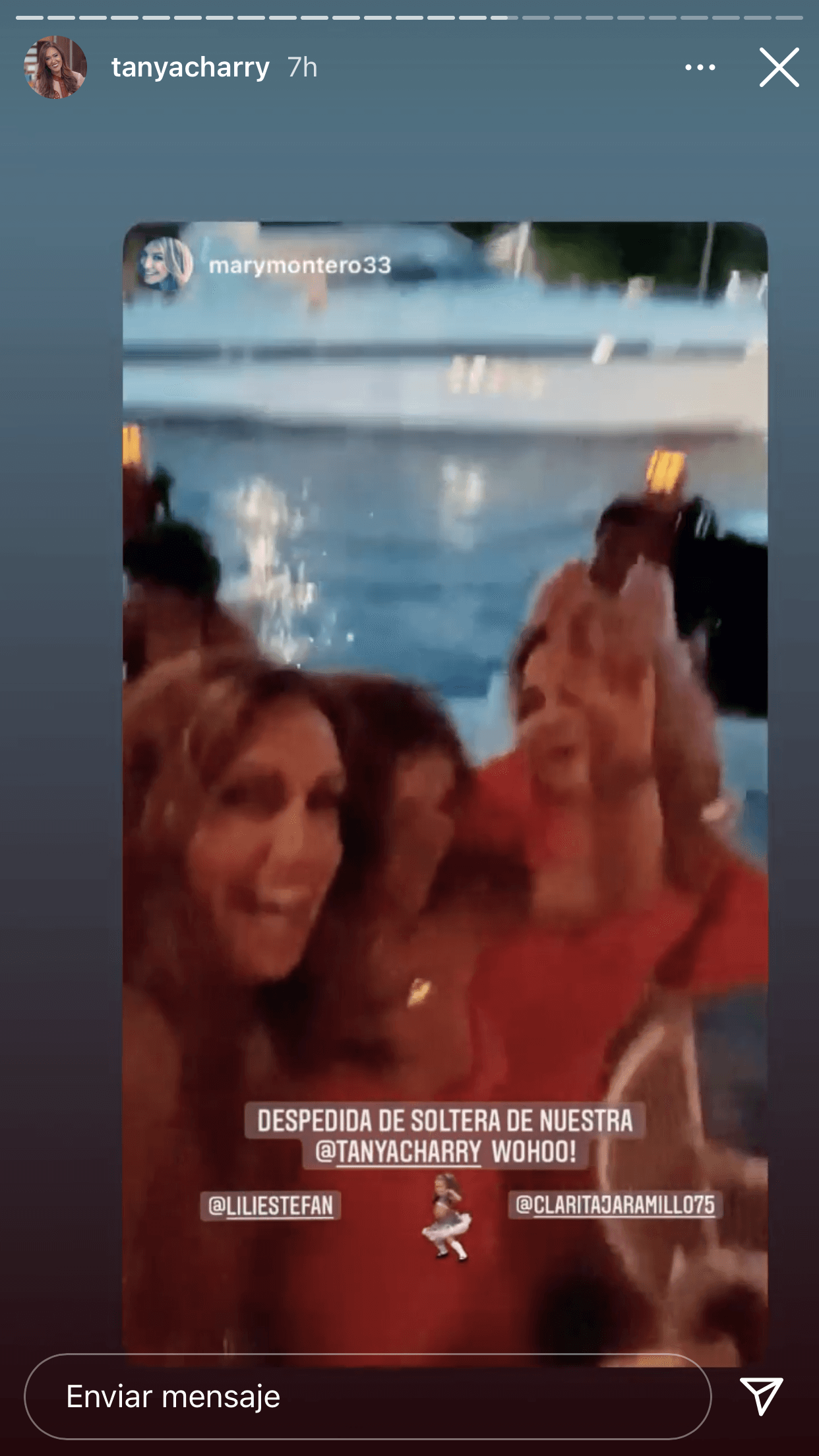 La Flaca 
<b><a href="https://www.univision.com/shows/el-gordo-y-la-flaca/los-looks-otonales-con-los-que-lili-estefan-y-clarissa-molina-han-conquistado-en-redes-sociales-fotos" target="_blank">llegó con un vestido largo</a></b> y no resistió divertirse al máximo al caer la noche, la cual estuvo llena de ritmo. Lili Estefan no paró de gritar "¡wohoo!" ante la alegría del futuro que se avecina para su amiga.