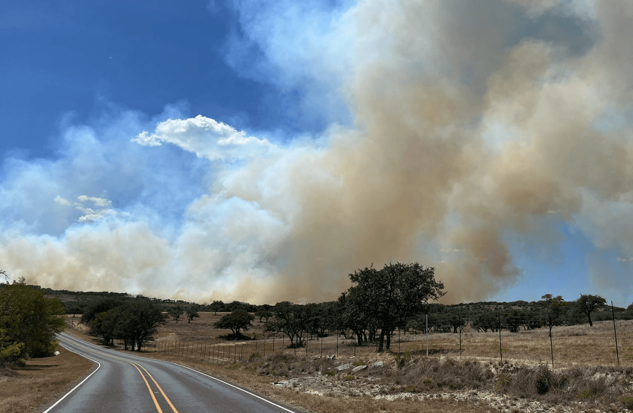 Fuego forestal quema 800 acres y cierran popular parque estatal del centro de Texas 
